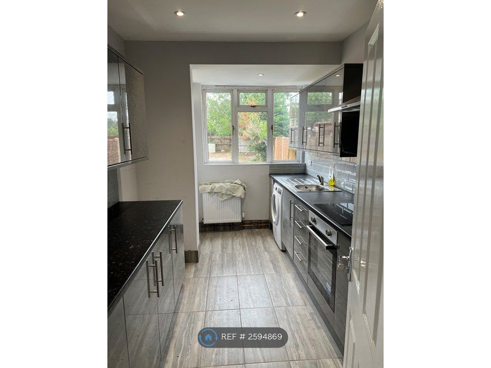 Property photo 3 of 10 Kitchen