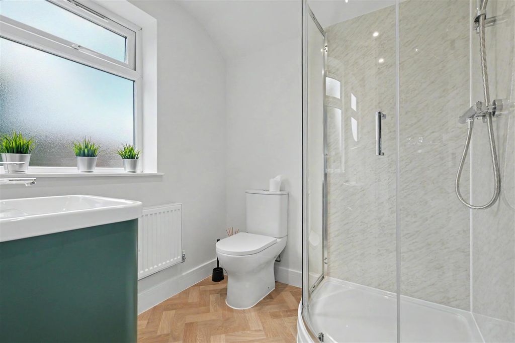 Property photo 3 of 9 En Suite 3.Jpeg