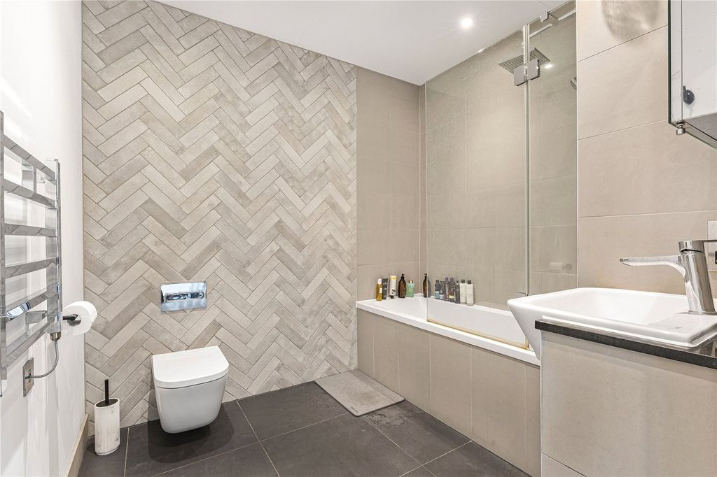 Property photo 3 of 18 Bathroom