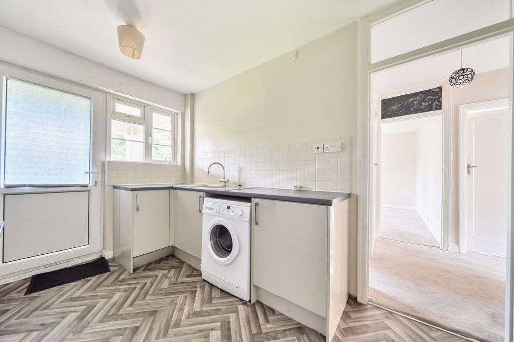 Property photo 3 of 14 1325882-3-687751B...