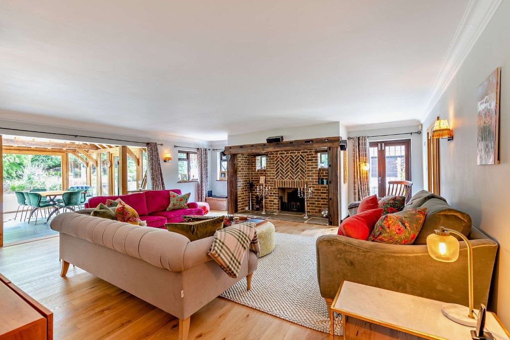 Property photo 3 of 21 Lounge