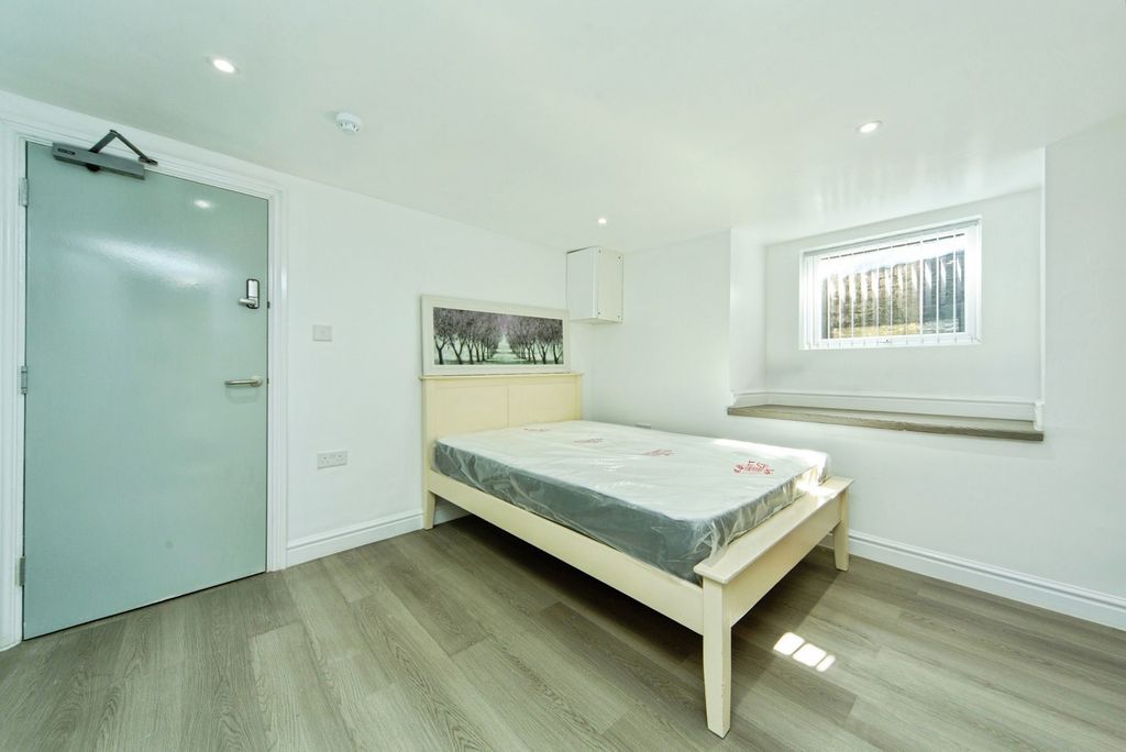Property photo 3 of 24 Pbox-Img.Jpg