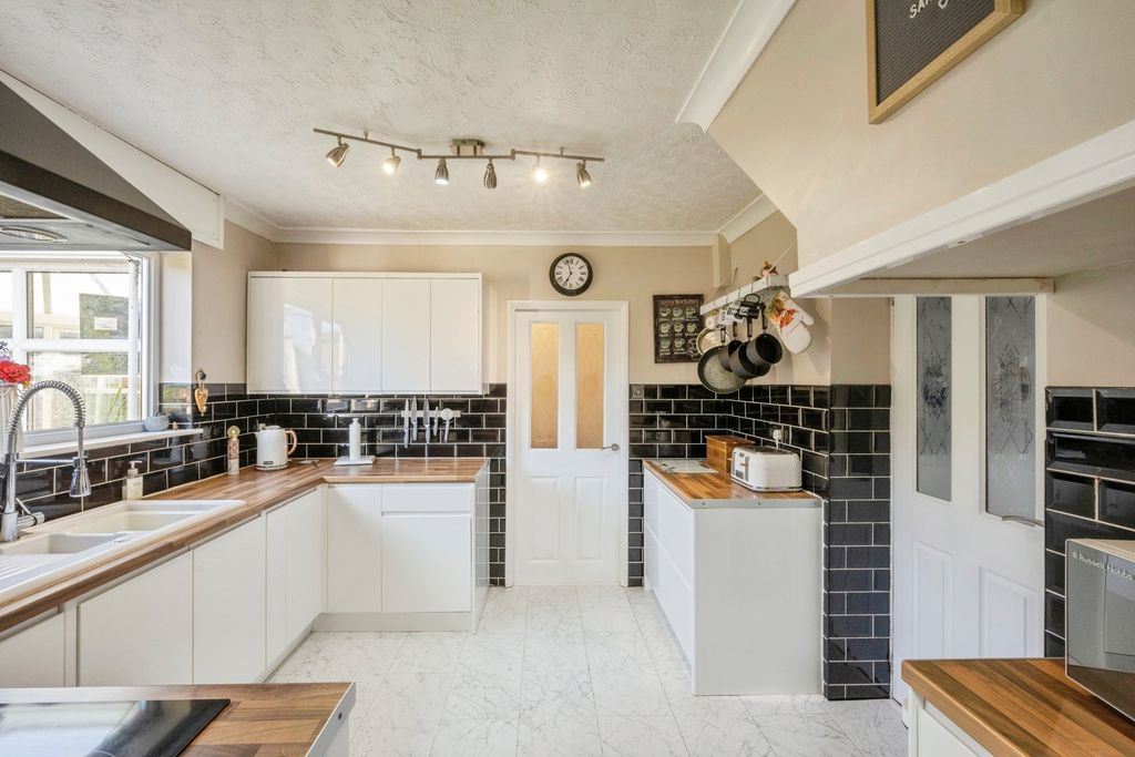 Property photo 3 of 18 Kitchen