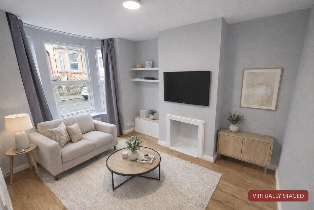 Property photo 3 of 18 Living Room