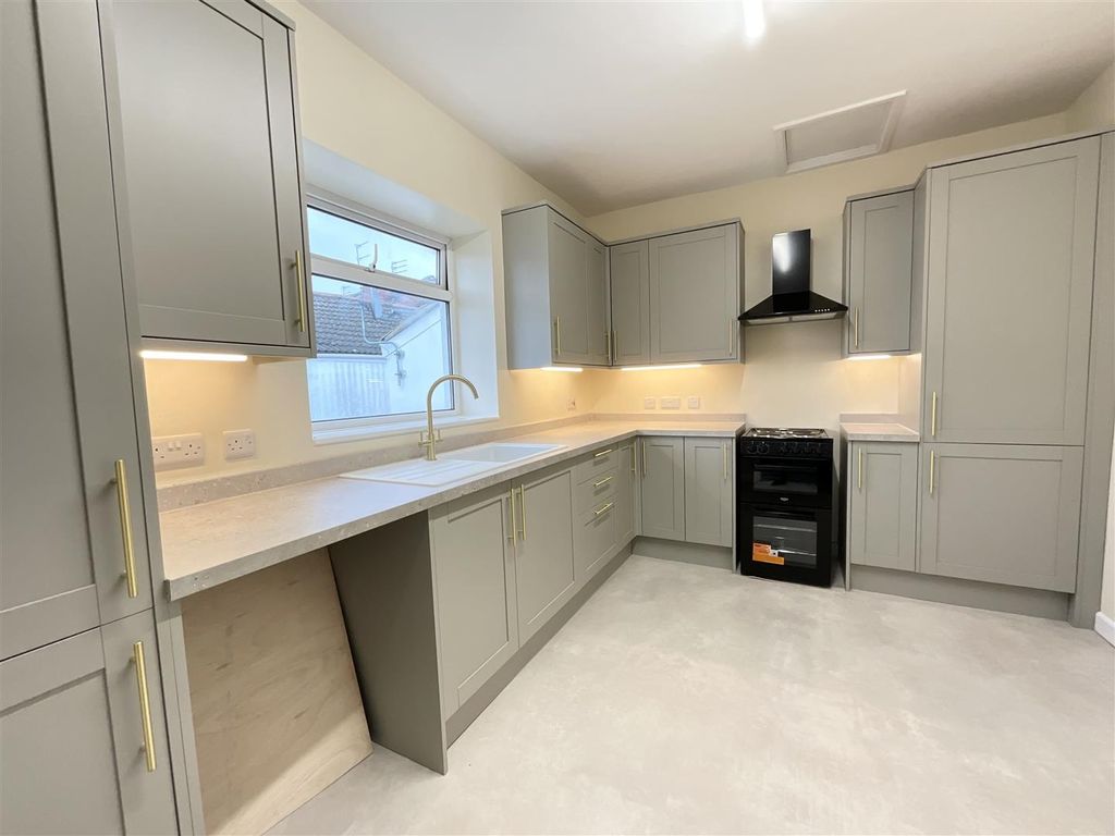 Property photo 2 of 14 Kitchen