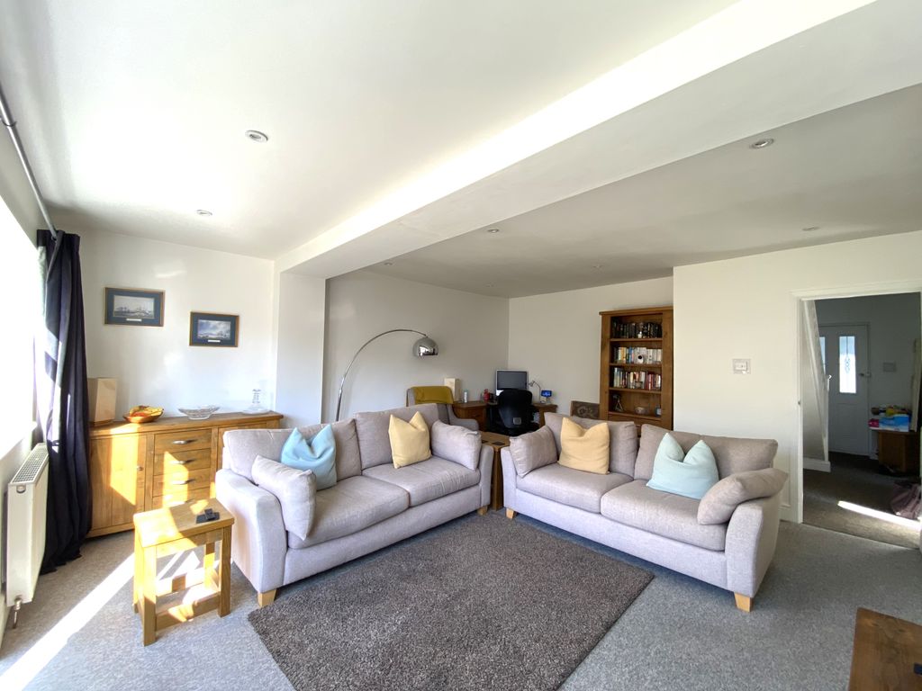 Property photo 2 of 18 Lounge