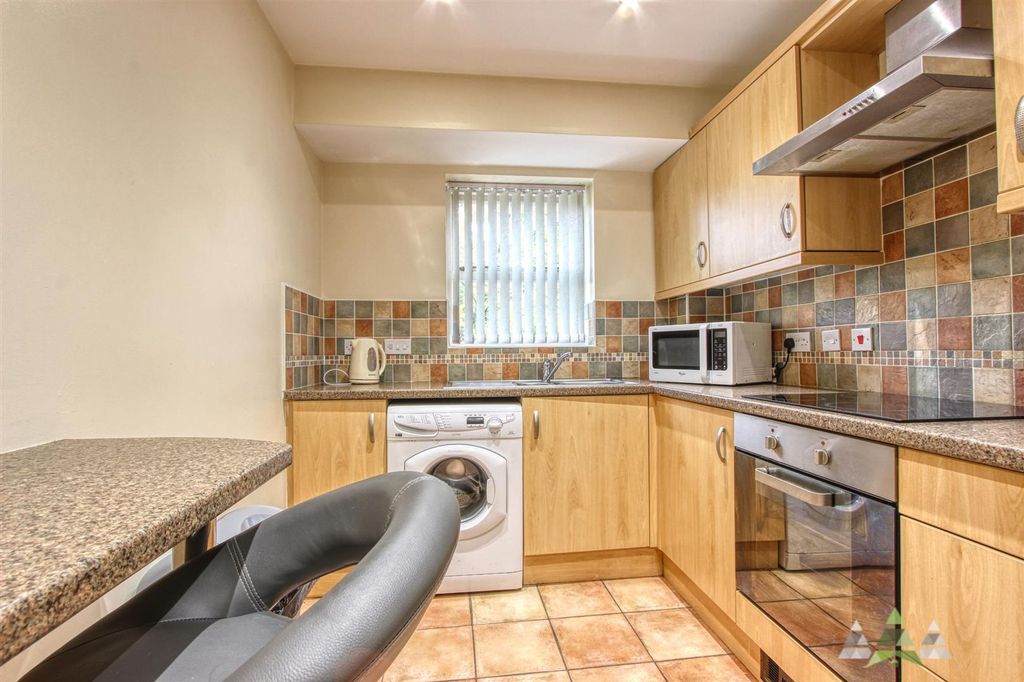 Property photo 3 of 9 Kitchen