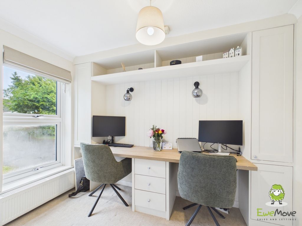 Property photo 3 of 26 Ewemove Estate Agents Basingstoke - Fennel Close