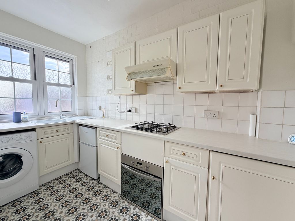 Property photo 3 of 11 Kitchen