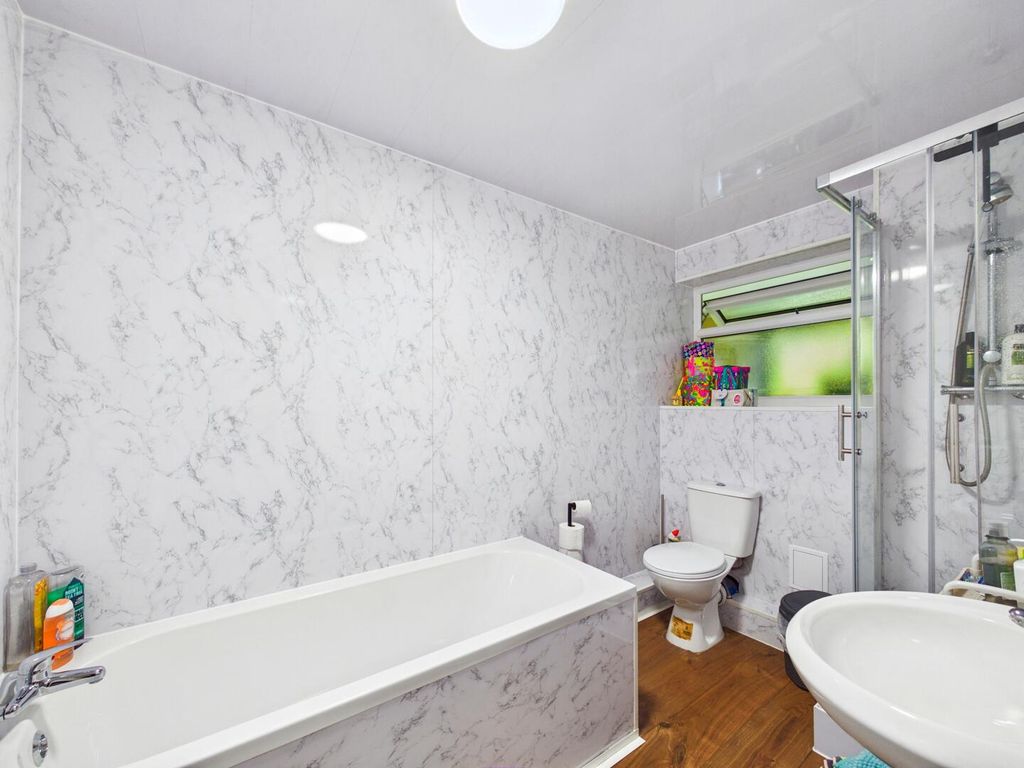 Property photo 3 of 10 Bathroom