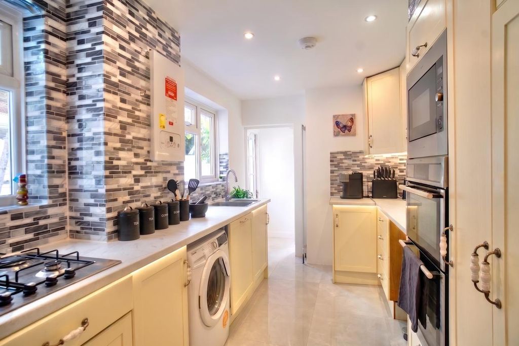 Property photo 3 of 11 Kitchen