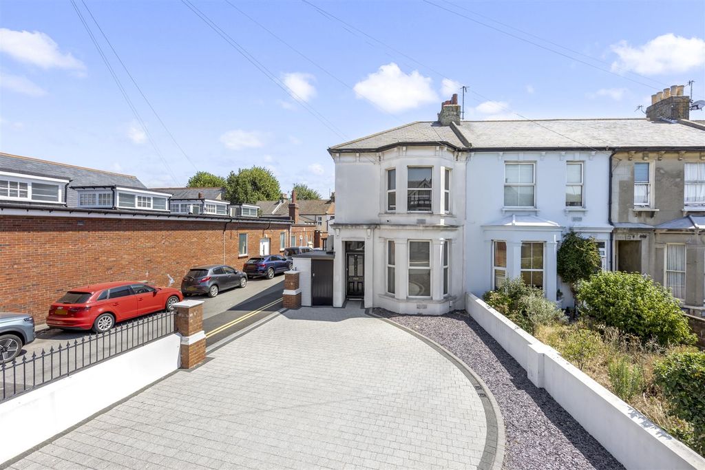Property photo 1 of 16 Trafalgar Road 97A-014.Jpg