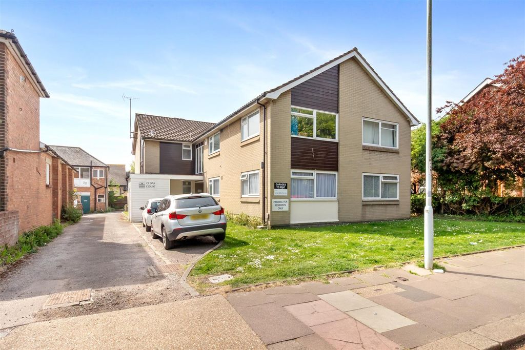 Property photo 1 of 6 Cedar Court, 4-002.Jpg