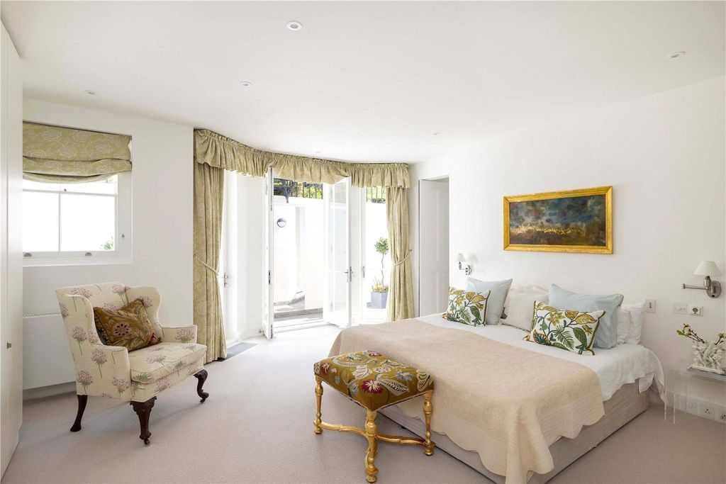 Property photo 3 of 10 Principal Bedroom