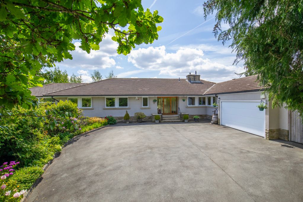 Property photo 3 of 30 Garage &amp; Parking