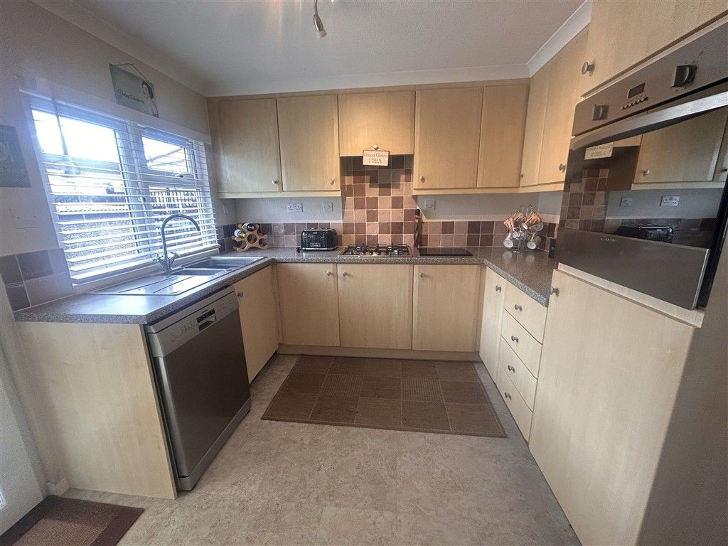 Property photo 3 of 10 Kitchen