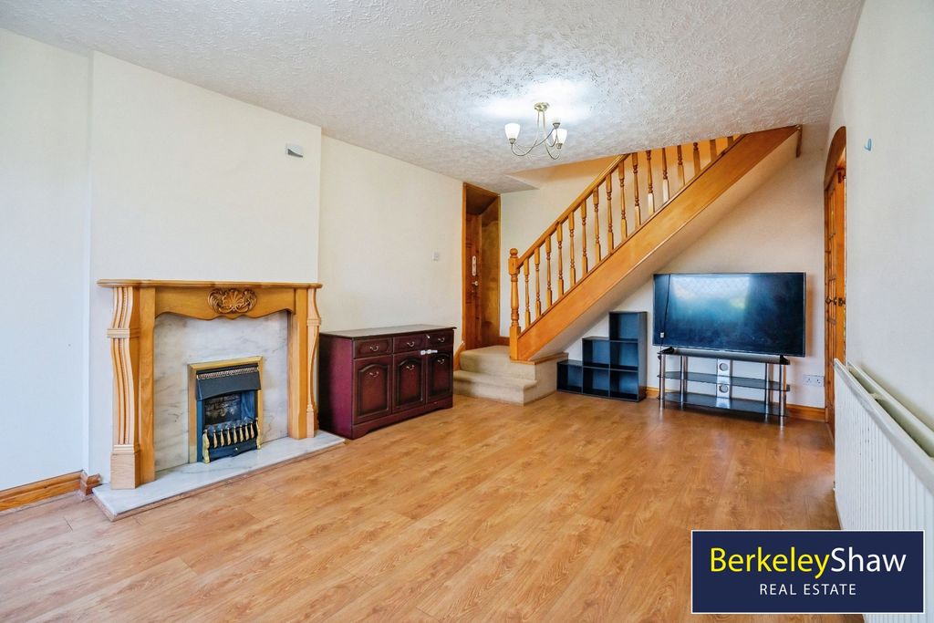 Property photo 3 of 32 Living Room