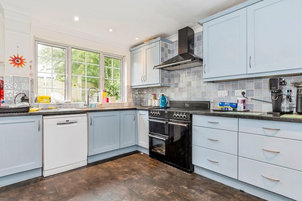 Property photo 2 of 18 Kitchen