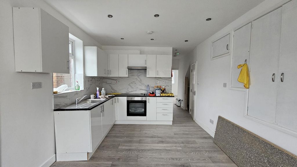 Property photo 1 of 8 Kitchen