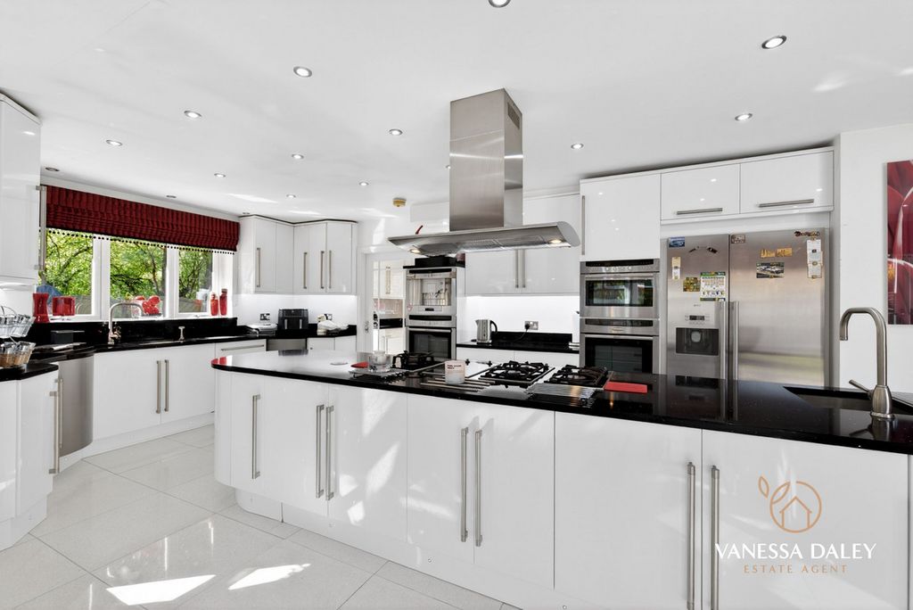 Property photo 2 of 45