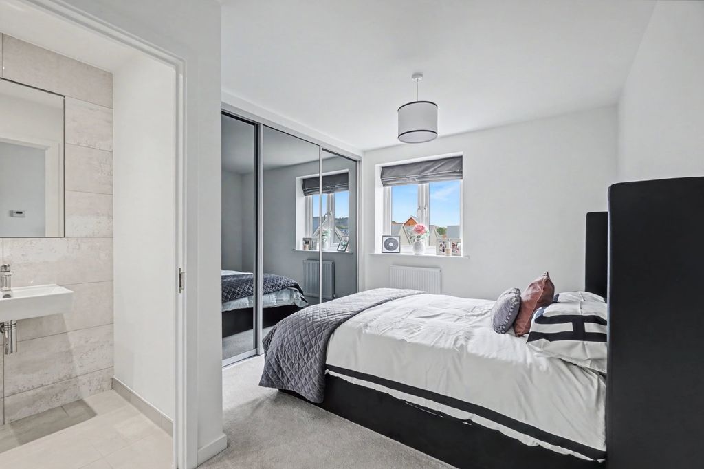 Property photo 2 of 25