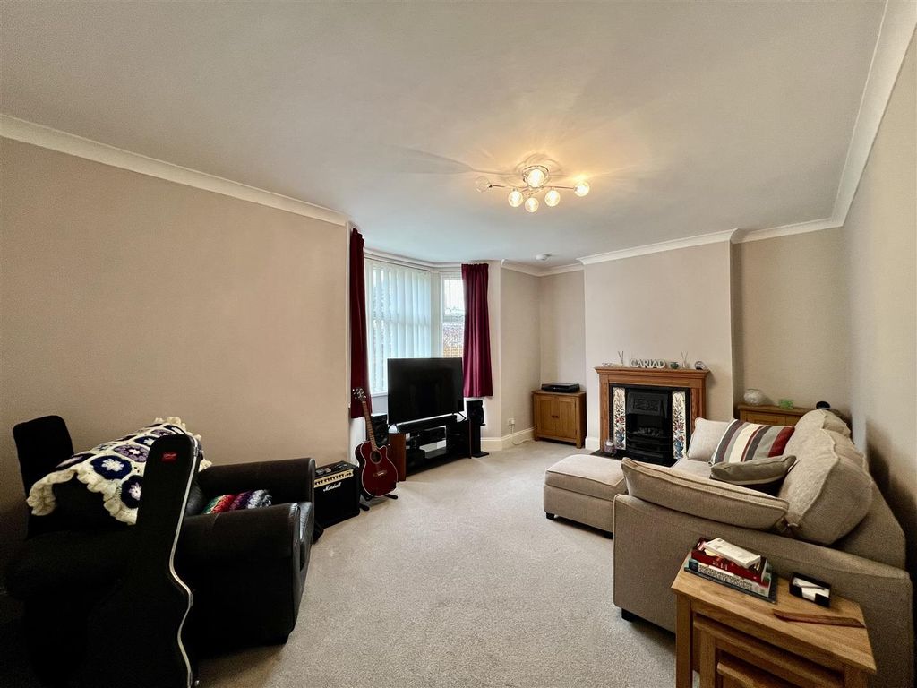 Property photo 2 of 41 Lounge