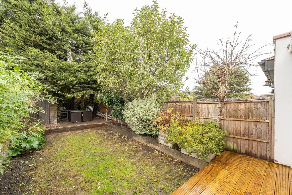 Property photo 2 of 36 Albert Road, E18