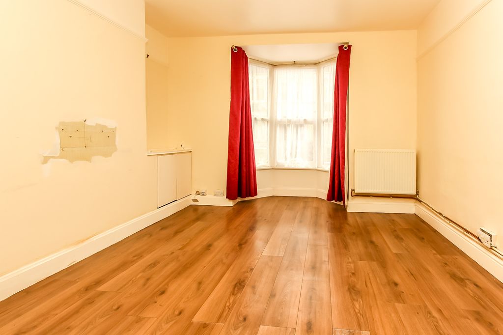 Property photo 3 of 10 Lounge