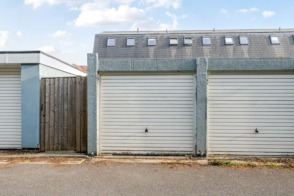 Property photo 3 of 13 Garage