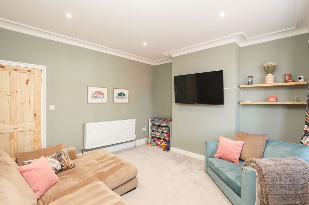 Property photo 2 of 25