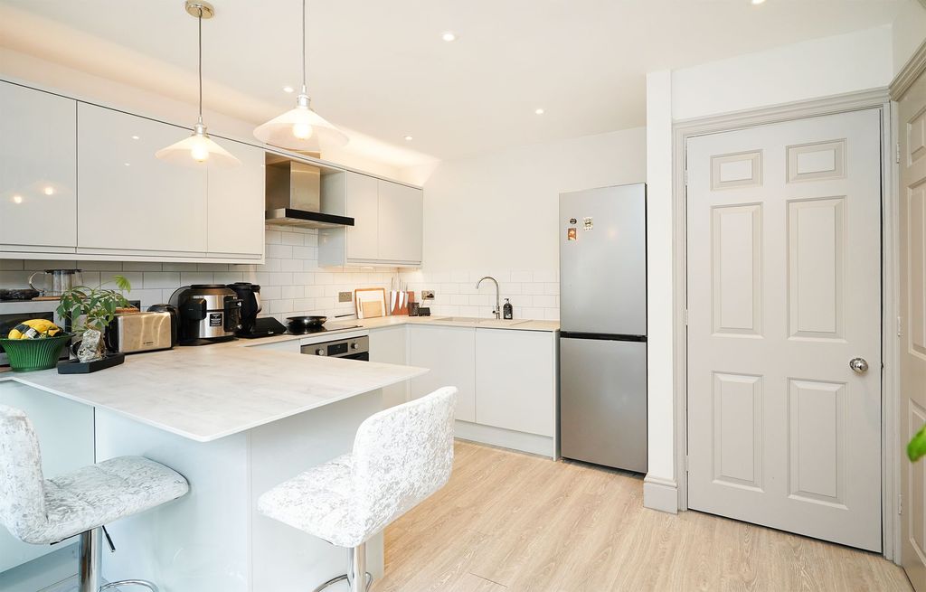 Property photo 1 of 10 Kitchen