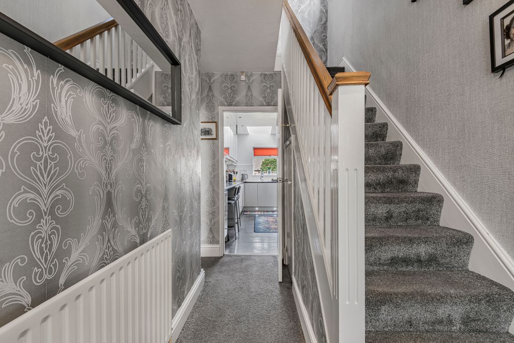 Property photo 3 of 33 Entrance Hall