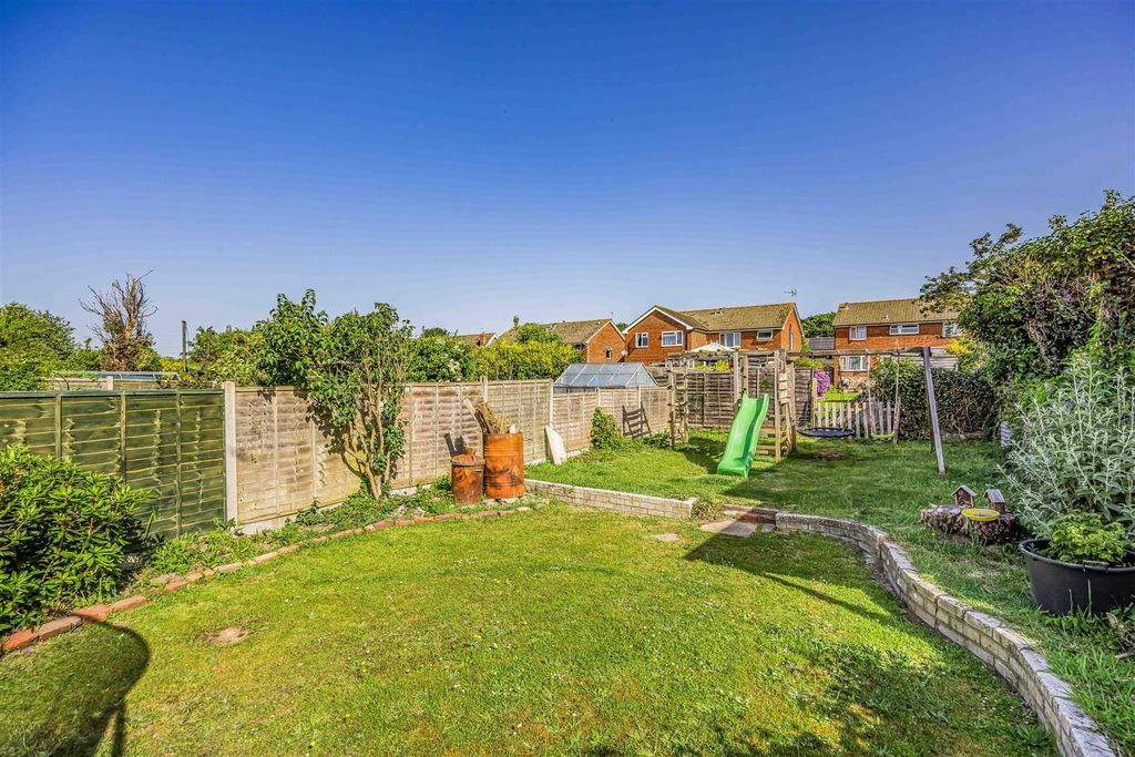 Property photo 2 of 17 22 Sutton Road, Waterlooville-Small-Porticomarketi