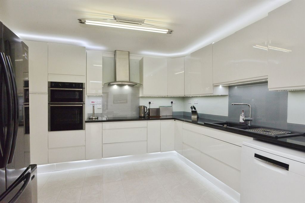 Property photo 3 of 25