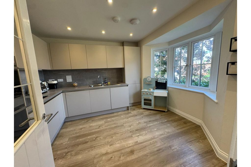 Property photo 2 of 10 Kitchen