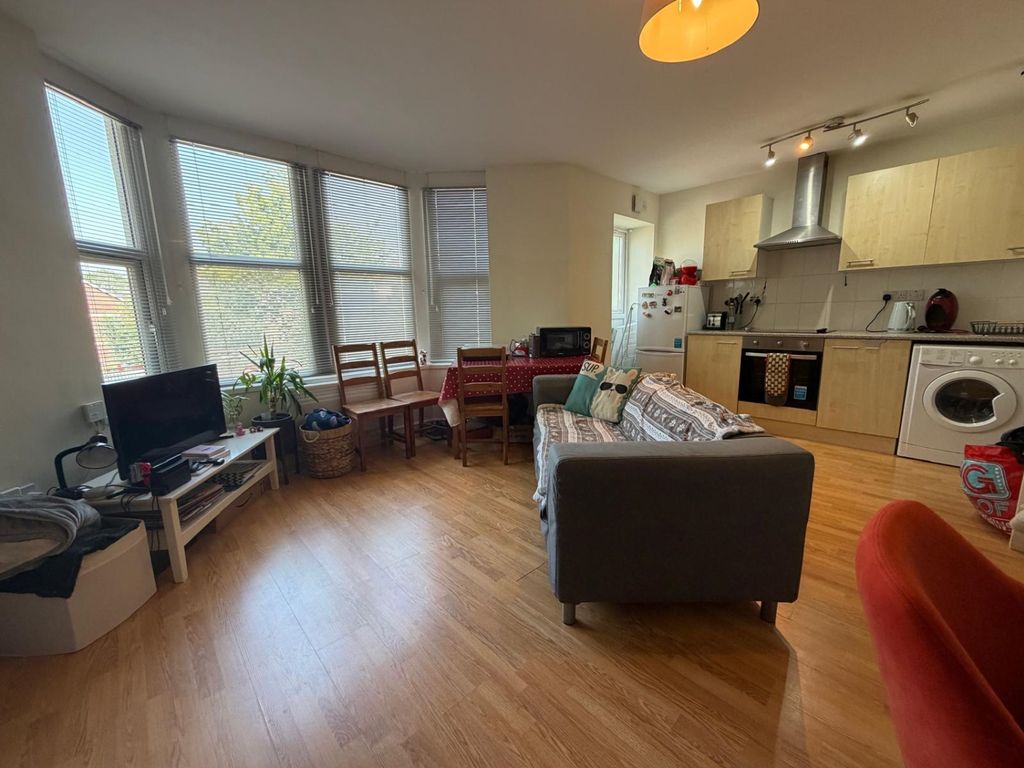 Property photo 1 of 6 27F44F05-5E2F-4680-A89A-3Df66d4B91A6