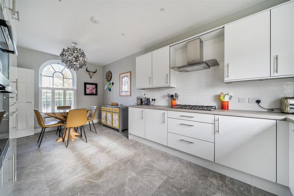 Property photo 2 of 25 Kitchen