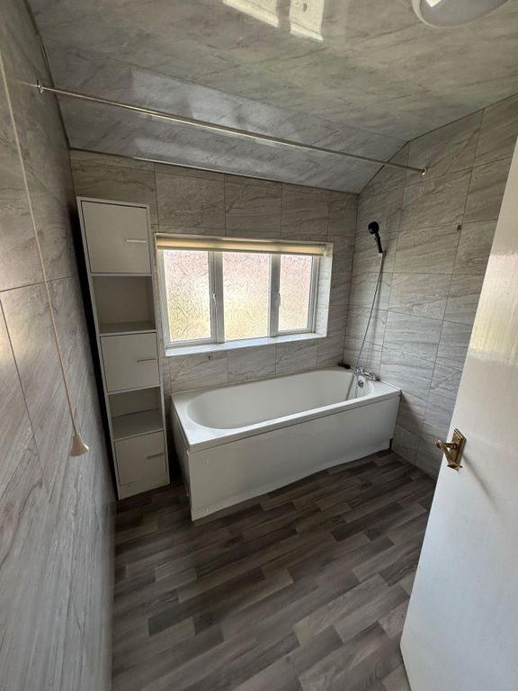 Property photo 1 of 2 Bathroom