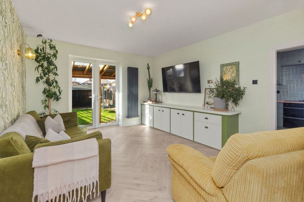 Property photo 2 of 32