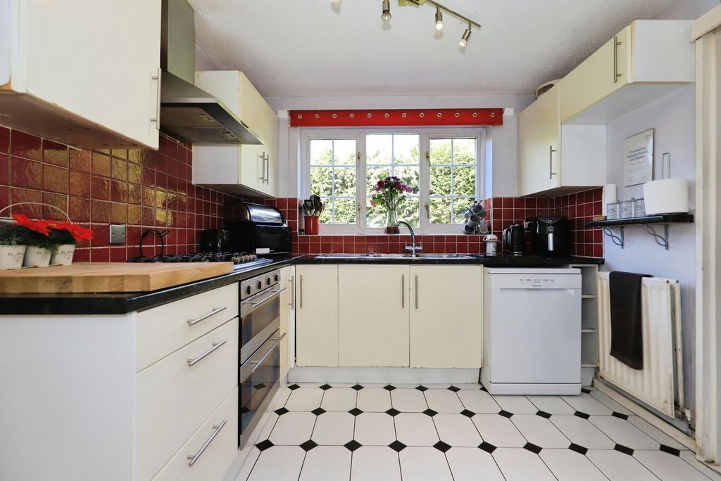 Property photo 3 of 20 Fitted Kitchen