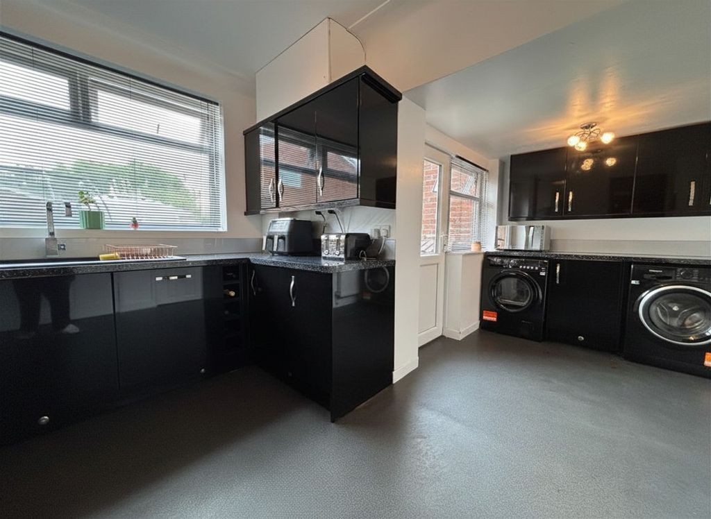 Property photo 3 of 16 Kitchen