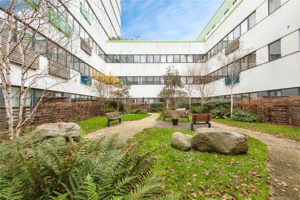 Property photo 1 of 19 Communal Garden