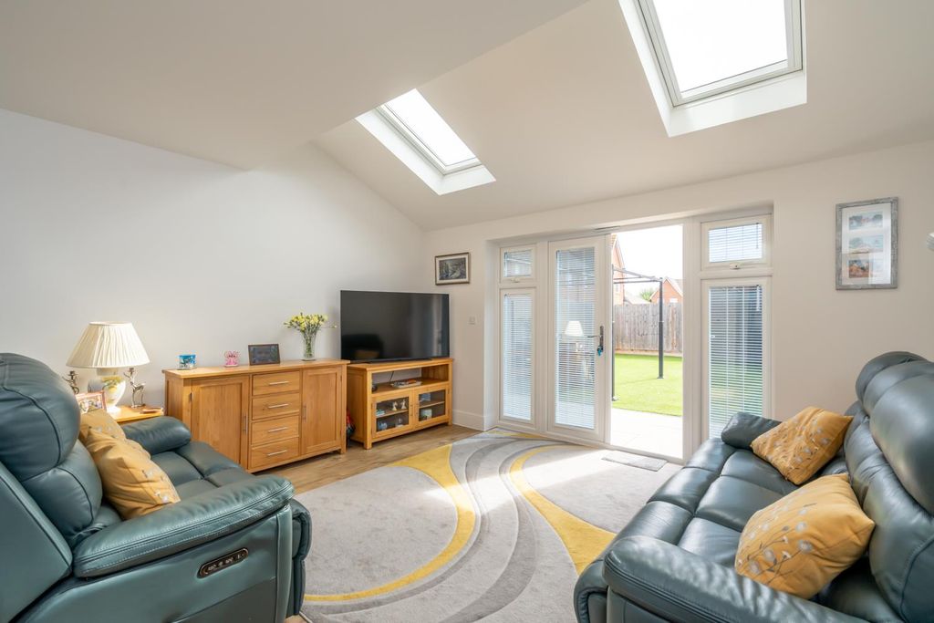 Property photo 2 of 18 Sitting Area - Image 1.Jpg