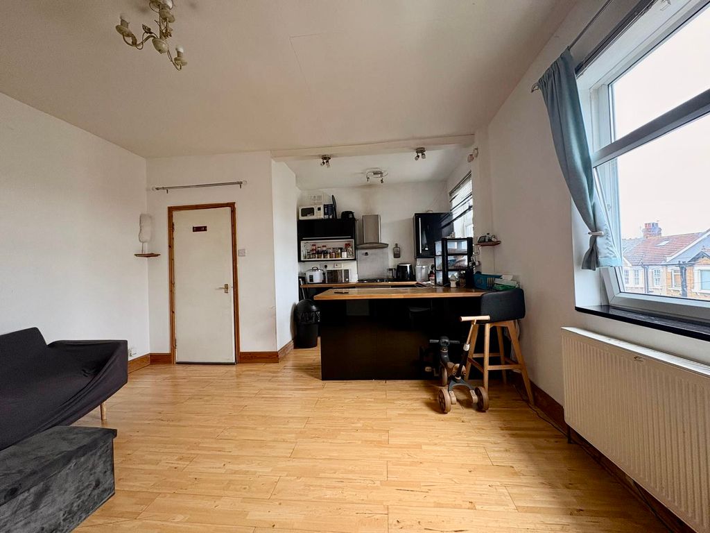 Property photo 3 of 11 Photo #3