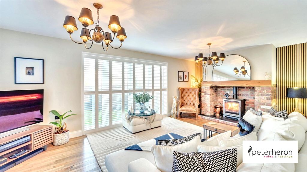 Property photo 1 of 23 Lounge