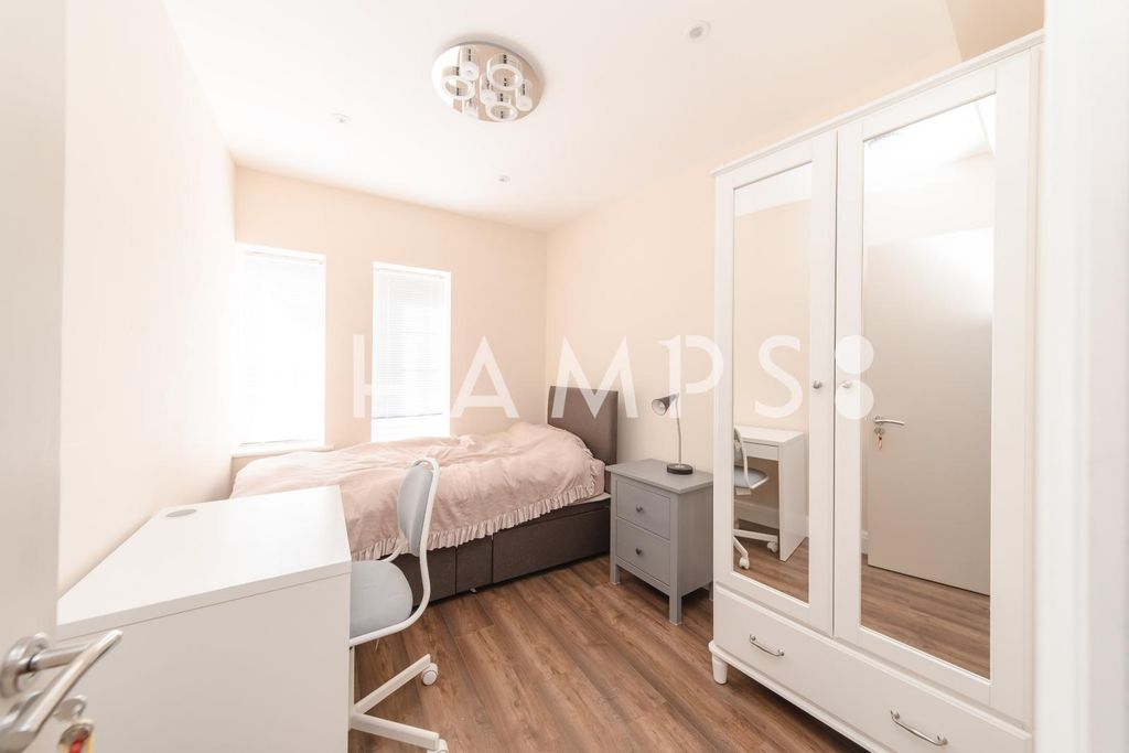 Property photo 1 of 14 4 Bed To Rent, Cheyne Close, Hendon, Nw4
