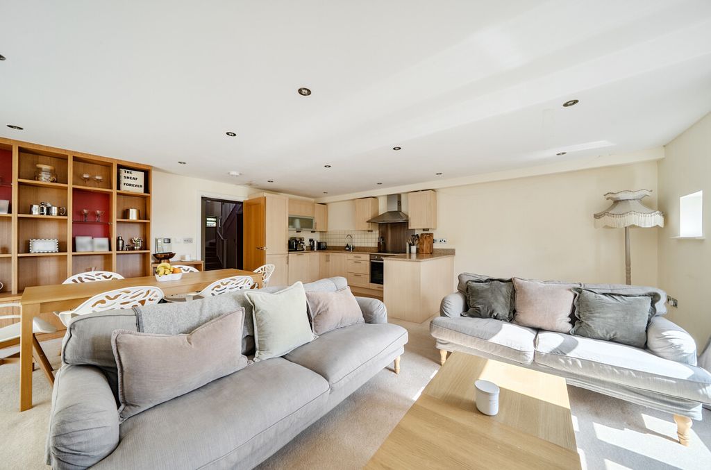 Property photo 3 of 12 1488292-28-6A5605...