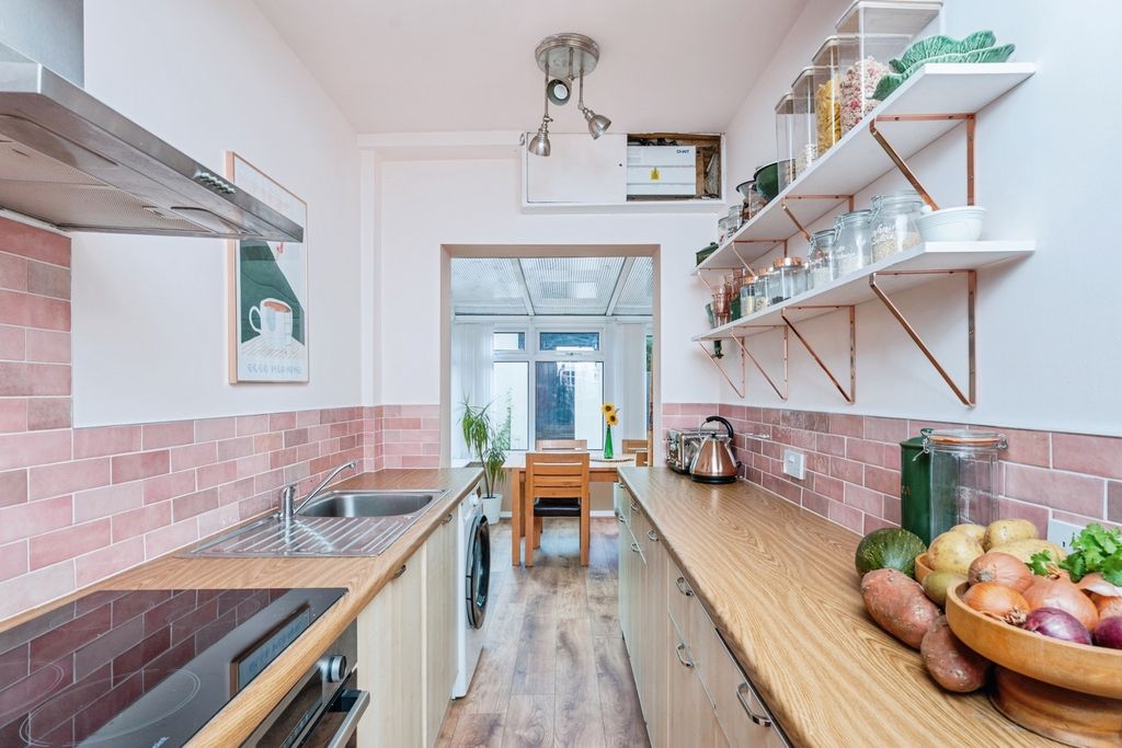 Property photo 3 of 19 Kitchen