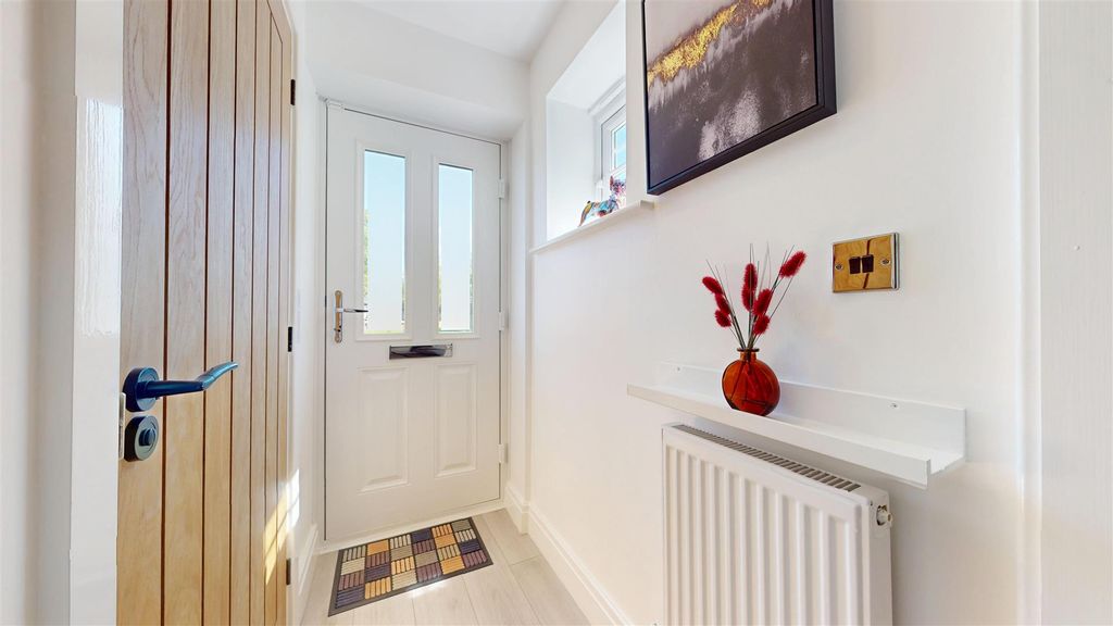 Property photo 2 of 34 Tatton Way Hallway
