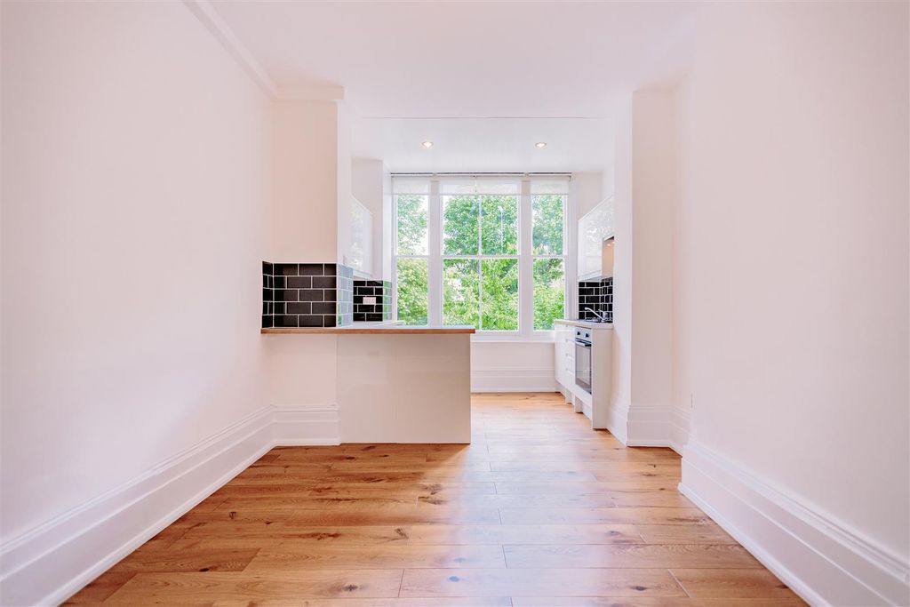 Property photo 2 of 14 Mb_Hanley Road_Finsbury Park_Davies Davies_10.Jpg